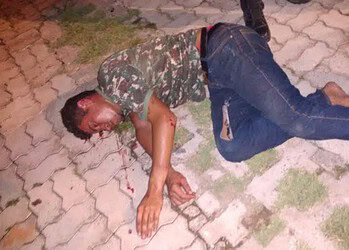 Tentativa de assalto deixa duas pessoas feridas a golpes de faca