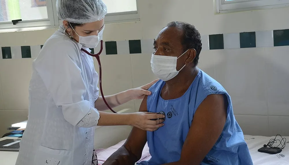 Paciente José Roberto sendo atendido após a cirurgia. (Foto: Odair Leal/ A GAZETA)