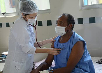 Paciente José Roberto sendo atendido após a cirurgia. (Foto: Odair Leal/ A GAZETA)