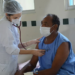 Paciente José Roberto sendo atendido após a cirurgia. (Foto: Odair Leal/ A GAZETA)