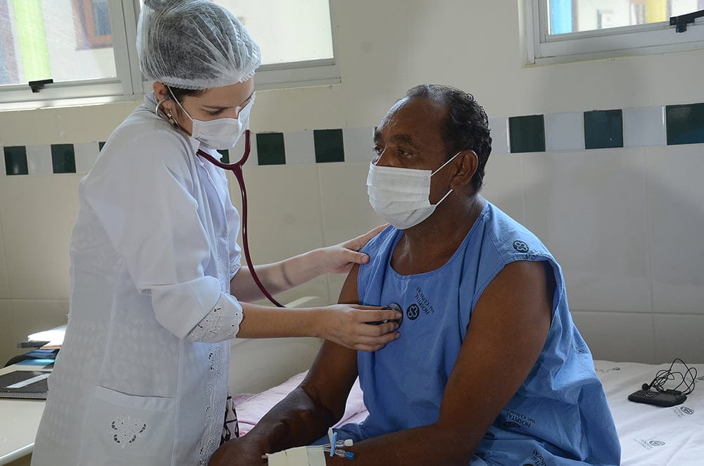 Paciente José Roberto sendo atendido após a cirurgia. (Foto: Odair Leal/ A GAZETA)