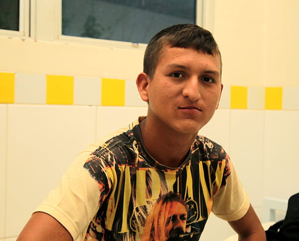 Antônio da Silva tem 17 anos de idade, já passou por quatro cirurgias e afirma que sonha em falar normalmente como as outras pessoas 
. (foto: ANGELA PERES /  SECOM)
