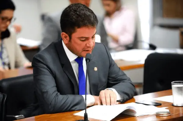 Senador destaca necessidade de debater saídas para a crise nos setores da Indústria e Comércio