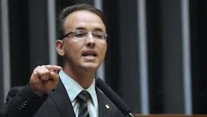 Leo de Brito afirma que não participa de acordos para manter Eduardo Cunha na presidência da Câmara