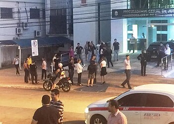 Pessoas saíram correndo de prédio em Rio Branco. (Foto: Andrea Zílio)