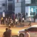 Pessoas saíram correndo de prédio em Rio Branco. (Foto: Andrea Zílio)