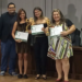 Vencedoras da categoria Jornalismo Online Marcela Jansen e Bruna Lopes ao lado da subeditora de A GAZETA, Brenna Amâncio, e do presidente do Sinjac, Victo Augusto.