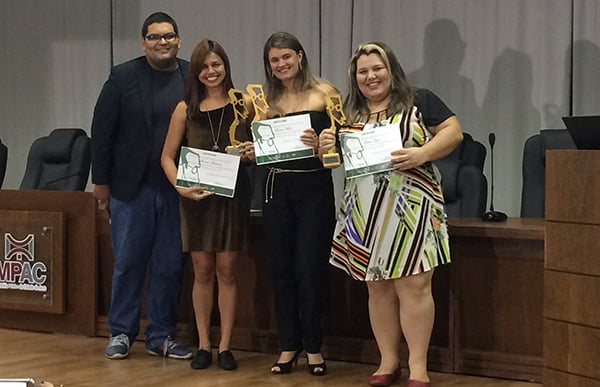 Vencedoras da categoria Jornalismo Online Marcela Jansen e Bruna Lopes ao lado da subeditora de A GAZETA, Brenna Amâncio, e do presidente do Sinjac, Victo Augusto.