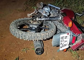 Adolescente que trafegava em moto morre após colidir contra caminhão