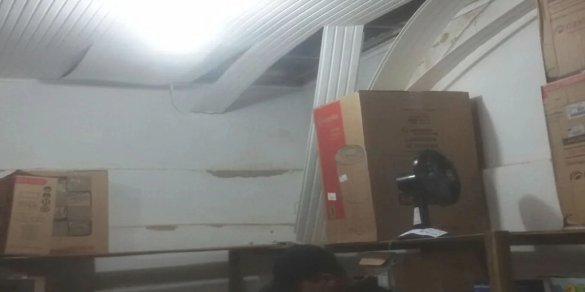 Bandidos conseguiram entrar no depósito pelo telhado