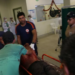 Homem ferido é amarrado para poder ser conduzido ao Pronto Socorro