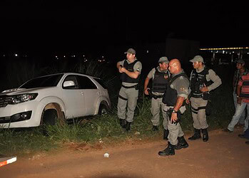 Cinco assaltantes invadem madeireira, roubam dinheiro e caminhonete