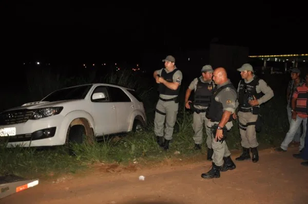 Cinco assaltantes invadem madeireira, roubam dinheiro e caminhonete