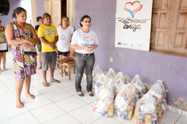 Ação Rio Branco Amiga entrega cestas de Natal às famílias atendidas pelo CRAS no Montanhês