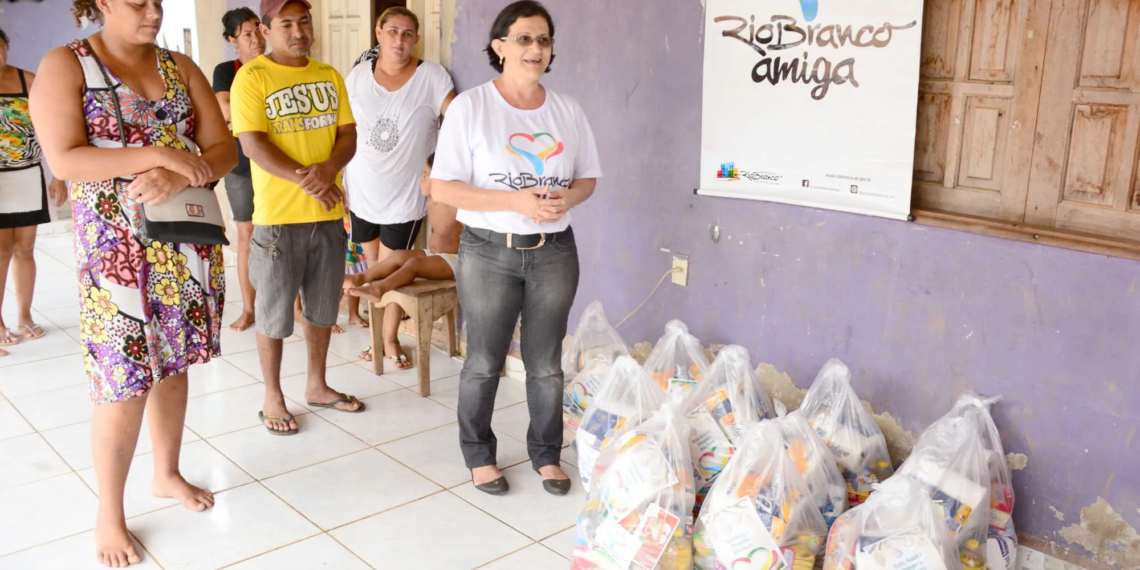 Ação Rio Branco Amiga entrega cestas de Natal às famílias atendidas pelo CRAS no Montanhês