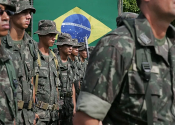Com Exército há um mês na Amazônia, queimada diminui e desmate aumenta