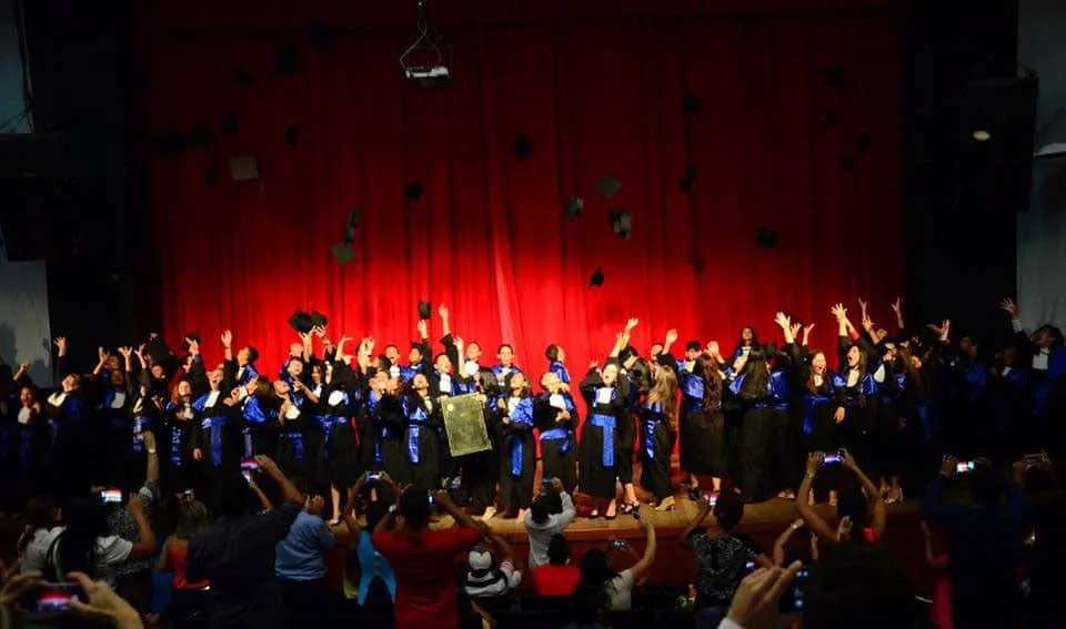 Mais de 300 alunos da Escola Leôncio de Carvalho se formaram ontem, no Teatrão. (Foto: Mardisson Gones)