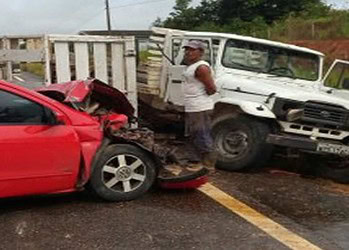Homem morre ao fazer conversão na BR 364 e colidir de frente com outro carro