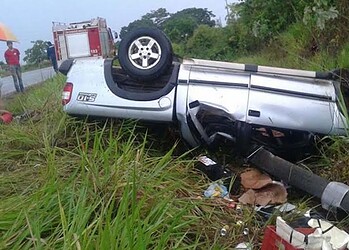 Motorista de caminhonete tenta desviar de buraco na BR 317, perde controle de carro e colide contra poste