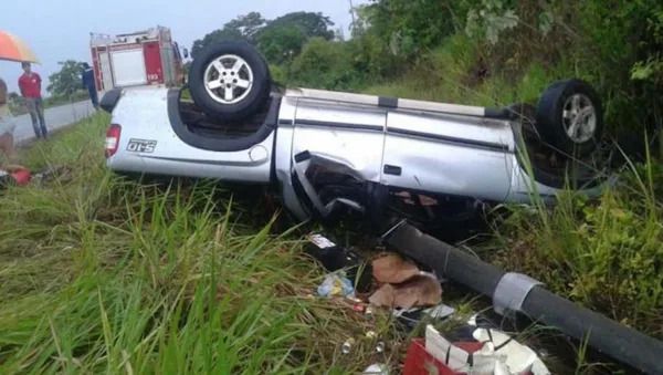 Motorista de caminhonete tenta desviar de buraco na BR 317, perde controle de carro e colide contra poste