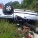 Motorista de caminhonete tenta desviar de buraco na BR 317, perde controle de carro e colide contra poste