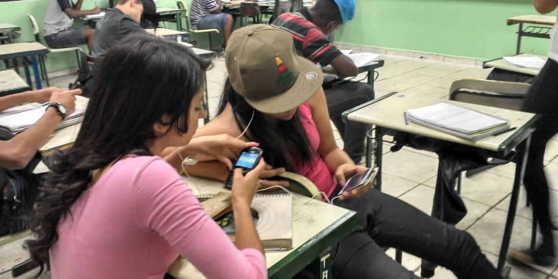 Governo sanciona lei que proíbe uso de equipamentos eletrônicos em salas de aula