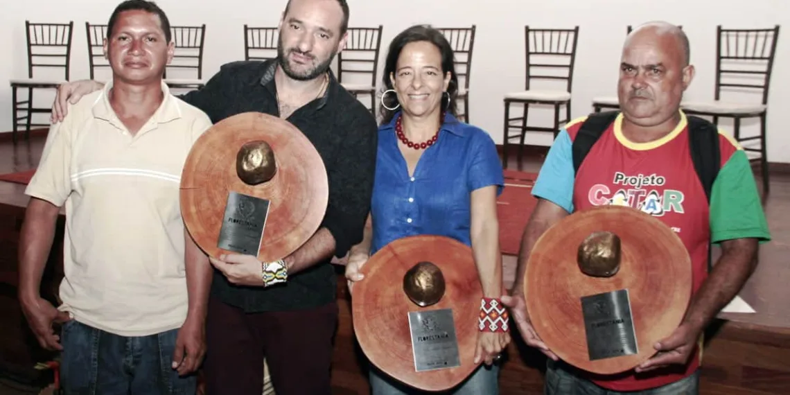 O designer Marcelo Rosenbaum, a empresa francesa Vert/
Veja e a cooperativa de catadores Catar são os premiados. (Foto: Secom Acre)