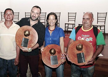 O designer Marcelo Rosenbaum, a empresa francesa Vert/
Veja e a cooperativa de catadores Catar são os premiados. (Foto: Secom Acre)