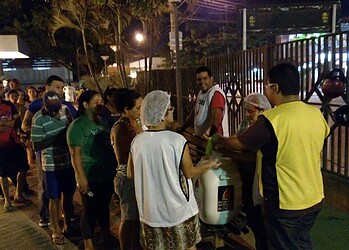 Em ação social, jovens distribuem sopa para moradores de rua e em hospitais
