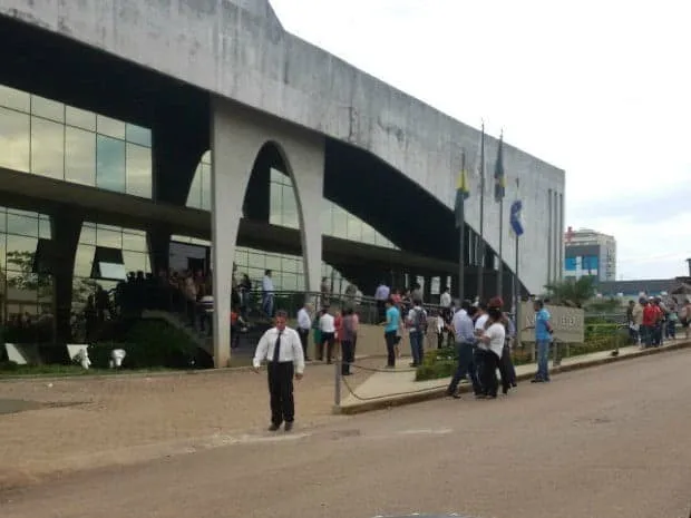 Por suspeita de vazamento, prédio da Justiça Federal é evacuado na manhã desta terça-feira, 26