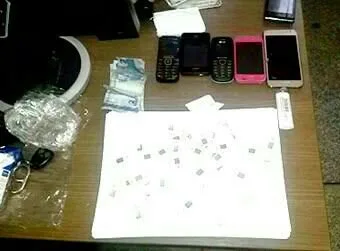 Agente penitenciário é preso com vários chips e celulares, a caminho do presídio