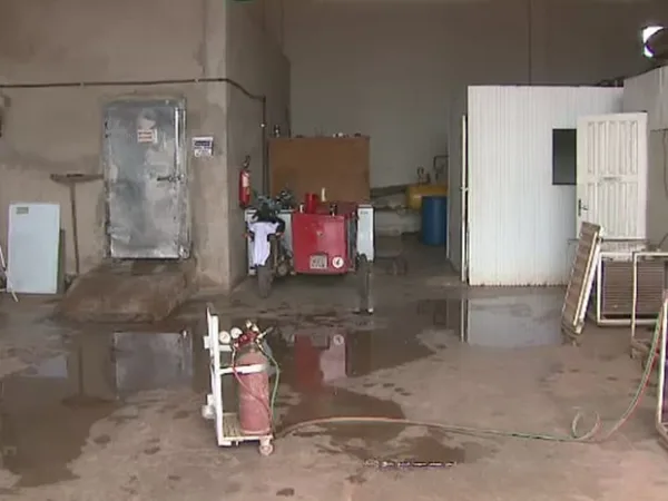 Bando invade fábrica de gelo e rouba cofre com cerca de R$ 15 mil