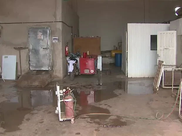 Bando invade fábrica de gelo e rouba cofre com cerca de R$ 15 mil