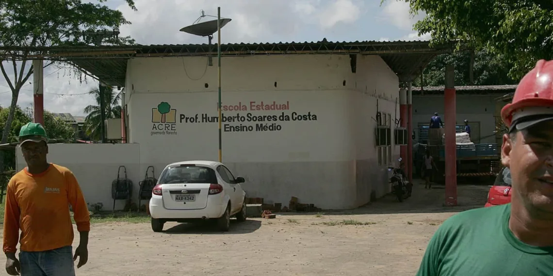 Funcionários não aceitam fechamento da escola Humberto Soares