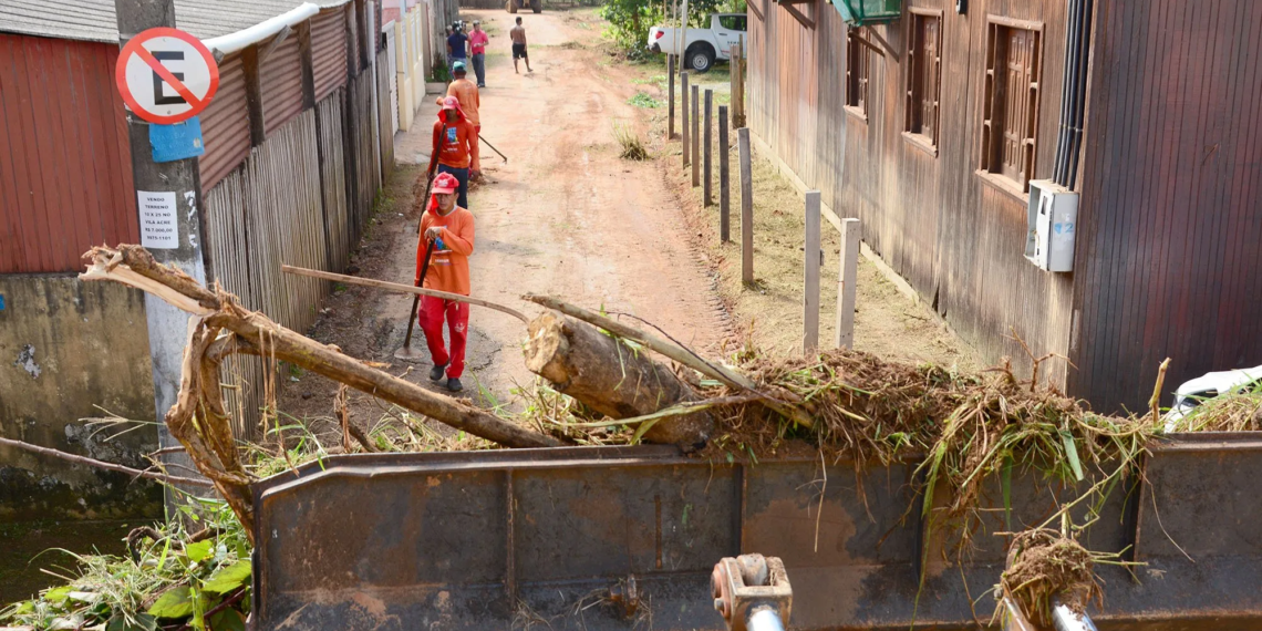 Prefeitura intensifica ação de limpeza nos bairros para combater o mosquito da dengue