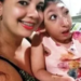 Para comprar cadeira adaptada para filha com microcefalia, mãe vende rifas