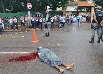 Homem mata outro a golpes de faca em frente a uma escola e diz não se arrepender