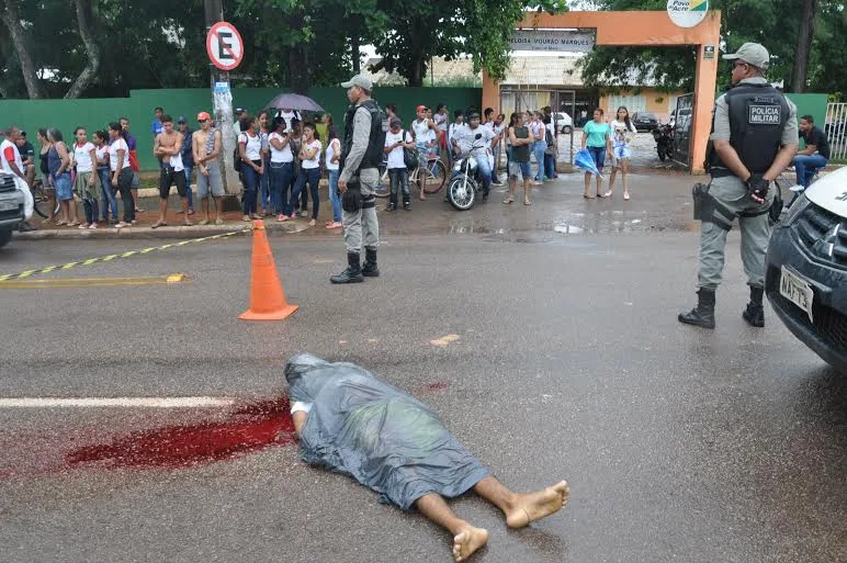 Homem mata outro a golpes de faca em frente a uma escola e diz não se arrepender