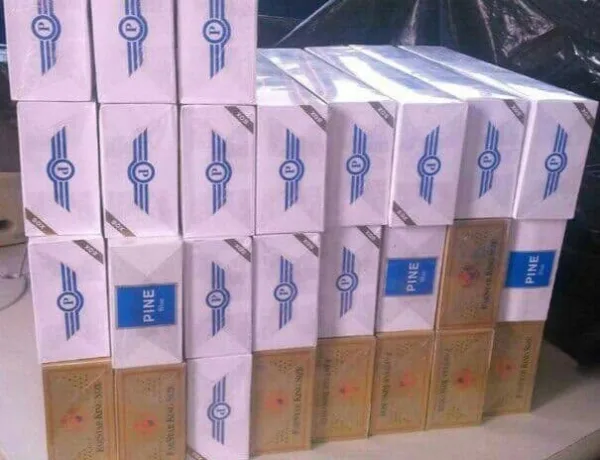 PRF apreendeu mais de 150 pacotes de cigarros em dois caminhões na |BR 364