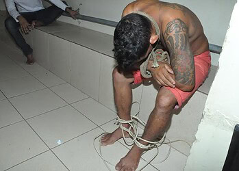 Pai amarra filho viciado em drogas e o entrega a polícia