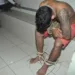 Pai amarra filho viciado em drogas e o entrega a polícia
