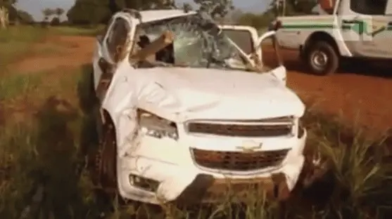 Pedaço de madeira atravessa carro e casal escapa apenas com arranhões 1 Pedaço de madeira atravessa carro e casal escapa apenas com arranhões