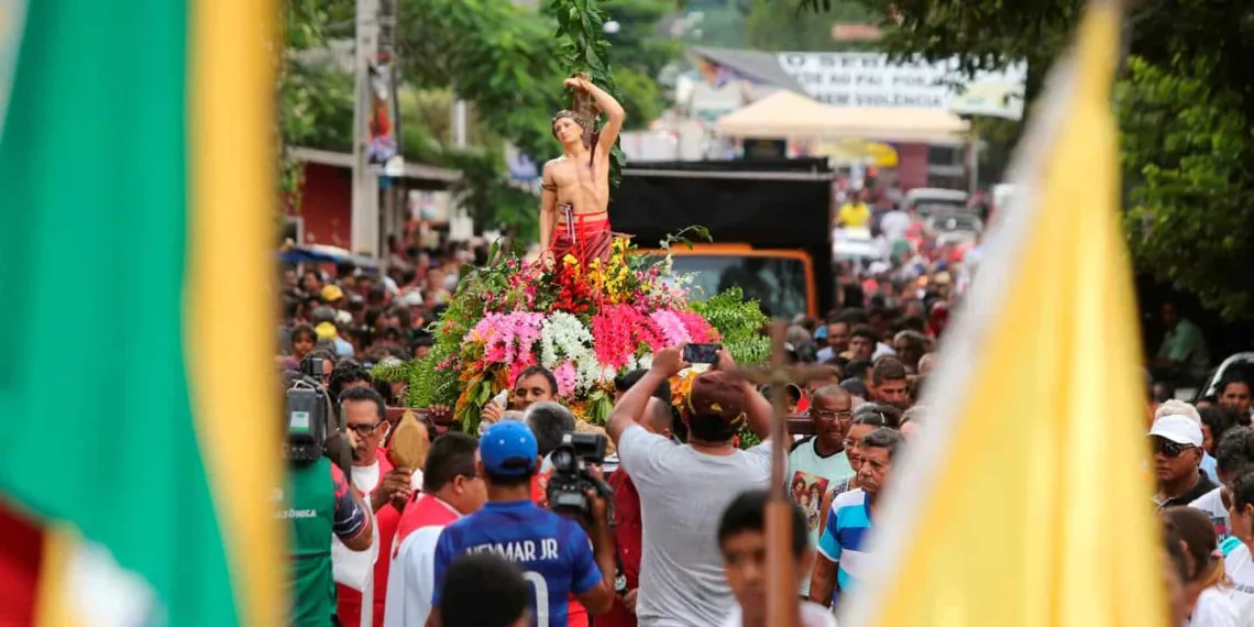Procissão encerra Festa de São Sebastião com milhares de fiéis em devoção