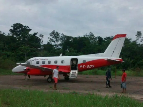 Roda de avião cai em aterrissagem e assusta grupo de indígenas no Acre