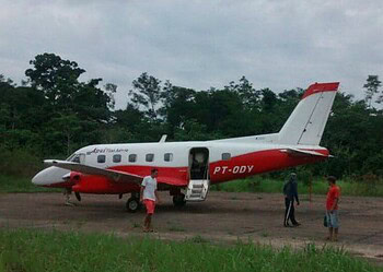 Roda de avião cai em aterrissagem e assusta grupo de indígenas no Acre