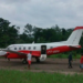Roda de avião cai em aterrissagem e assusta grupo de indígenas no Acre