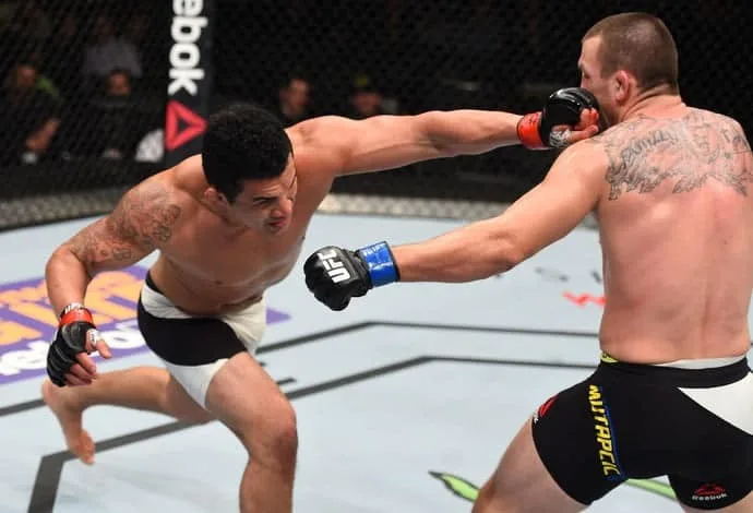 Com direito a pedido de casamento, Bodão vence a terceira no UFC