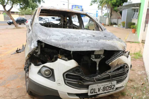Assaltantes invadem casa de estrangeiro e põe fogo em carro