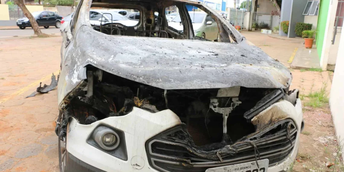 Assaltantes invadem casa de estrangeiro e põe fogo em carro