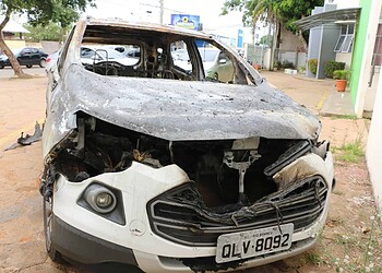 Assaltantes invadem casa de estrangeiro e põe fogo em carro